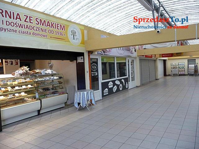 Niewielki lokal z węzłem sanitarnym.