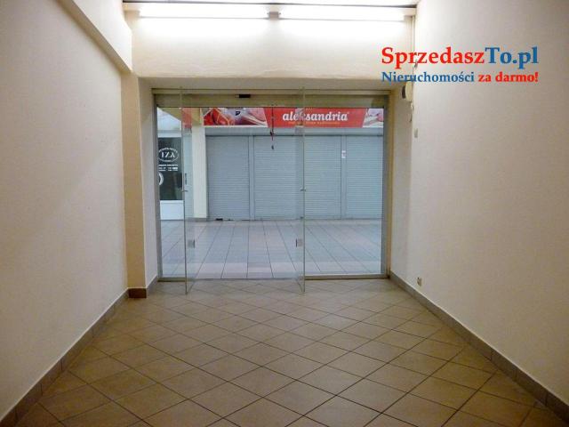 Niewielki lokal z węzłem sanitarnym.