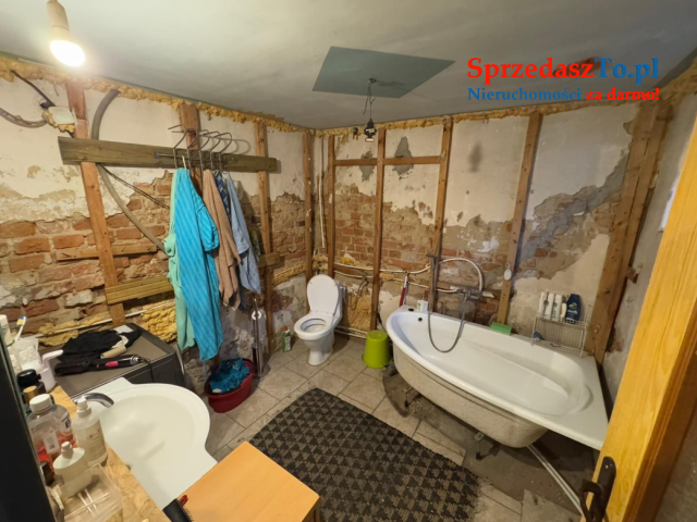Sprzedam działkę z domem do remontu - 8
